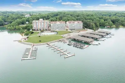 Image de Lakefront Condo - Awesome View! amenities incl.