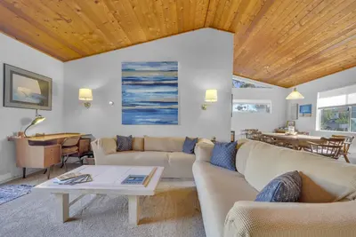 Image de 2 Blocks to Beach | Firepit | Sandbox | Bbq | Work