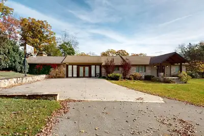 Image de Serene home w/ game room, basketball hoop, hot tub, & free attraction tickets