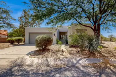 Image de Desert home with enclosed yard, patio and lawn area - dog friendly