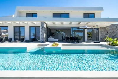 Aethra Grand- Luxury 5-Bed Villa, 850m from Beach