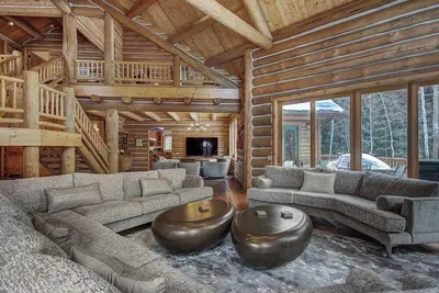 Luxury Streamside Log Home! Walk to the slopes!