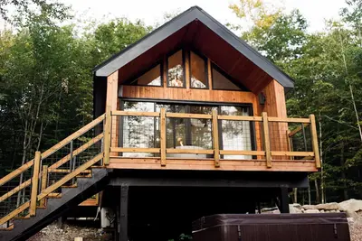Image de Nordic House - Glamping Cabin w Hot Tub, Sauna, Cold Plunge + Waterfront w Dock