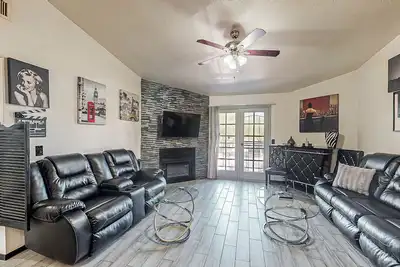 Image de Second floor condo with shared pool, hot tub and gas fireplace
