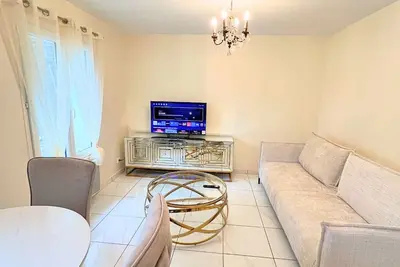 Image de 2 Bedroom Home: Stay 15min train ride from Paris with WiFi