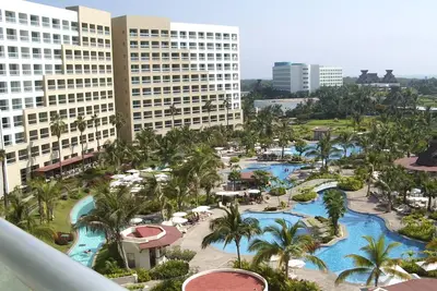 Image de Close to pools, beach, Kingdom of Sun park, Cirque du Soleil, 6 free golf rounds