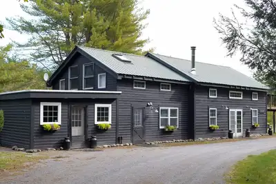 Image de Private well appointed lodge on 40 acres in charming West Halifax, Vt