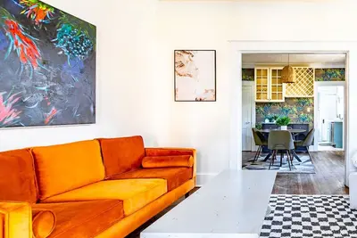 Image de Steps from U of M | Desk, Tv in each bedroom