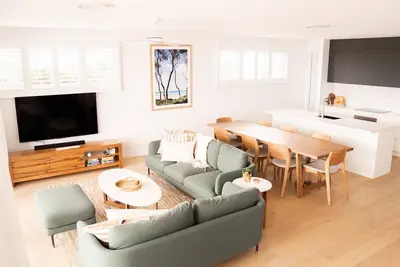 Image de Beautiful Three-Story Villa footsteps to the Beach