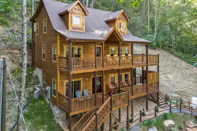 Image de Indoor Heated Pool Cabin Sleeps 10 & Game Loft “Bear Splash” Near Parkway!