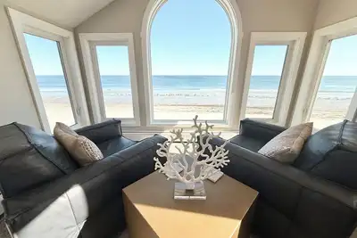 Image de Luxurious Beachfront New England Cottage