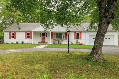 Image de Centrally located 4 bed 2 bath Pet Friendly home