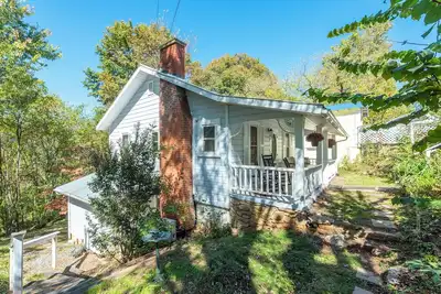 Image de Charming Cottage - Walk to Town/Mhu - Pets Welcome - Fenced Backyard!