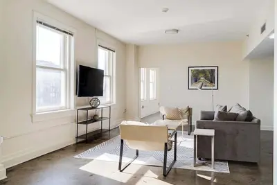 Image de King Bed in Historic Building Downtown