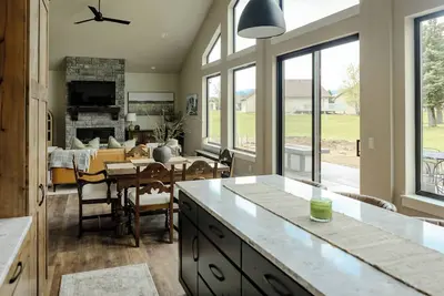 Image de New charming 3 bedroom cottage nestled on the scenic Red Lodge Golf Course