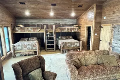 Image de Paradiso sunrise waterfront cabin sleeps 10 with large open room and Ac, WiFi