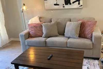 Image de Convenient & Renovated 2bd/2ba house near Reservoir, Fenced Backyard, King Bed