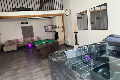 Image de Maison avec piscine privée, jacuzzi et sauna À 20 minutes de Disneyland