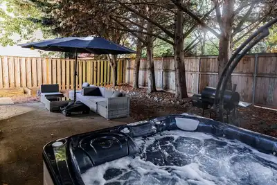 Image de 2-Br Hot tub w/Bbq Grill -Outdoor dining-Waterfront park+W/D Kid friendly-Crib