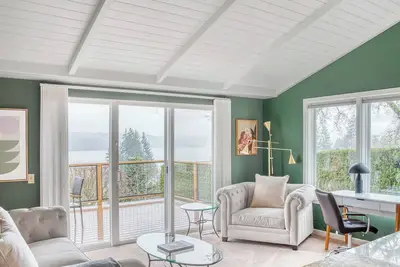 Image de Lake View Relaxing Bellevue Home
