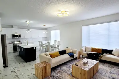 Image de West Edmonton Luxury 3 Bed 2. 5 Bath House