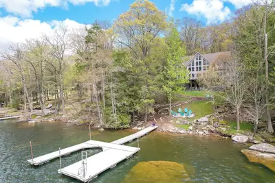 Image de Perfect Dcl Lake House: Fire Pit, Hot Tub, Dock and More!