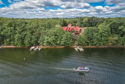 Image de Close to Wisp! Huge, Stunning, Iconic Lake House!