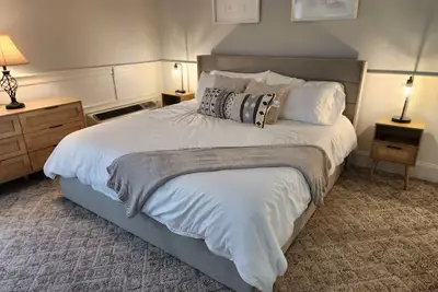Image de Central modern condo studio - ~5min drive from Weirs Beach & Nh Bank Pavilion.