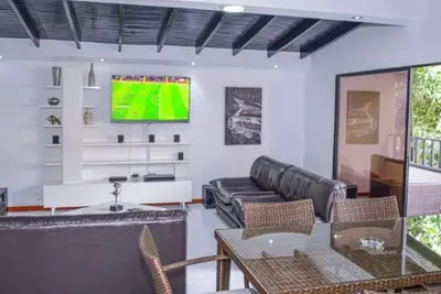 Image de Spacious 6-bedroom villa with Ac, WiFi, Guest Friendly, 5 blocks from Lleras Park