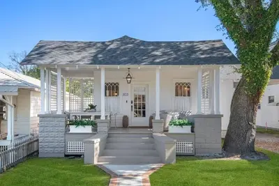 Image de Historic Cottage in Olde Town Bsl - One Block from Beach & Dining