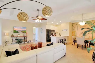 Image de 2/2 Condo On Venice Island - Minutes To Beaches - Breeze By the Sea