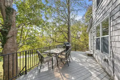 Image de Charming cottage, walk to downtown waterfront, large deck, outdoor seating, and grill