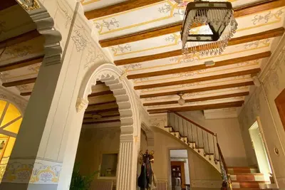 Image de Maison entière et spacieuse avec piscine et entourée de nature