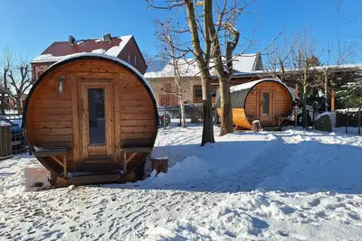 Image de 2 tonneaux de camping pour 4 personnes avec jardin commun et Wi-Fi