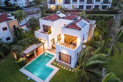 Image de Luxury 4-Bedroom Beachfront Villa - 1 min walk to the beach!
