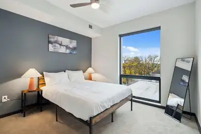 Image de CozySuites Mass with parking, lounge & roof deck #22