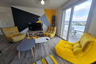 Image de Appartement contemporain 3 chambres avec vue sur canal, parking et internet à Nancy