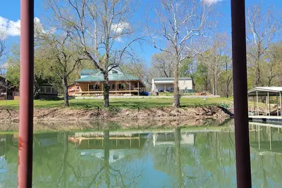 Image de Cozy cabin in delightful Grove with boat dock and slip, WiFi, Ac, and wood stove