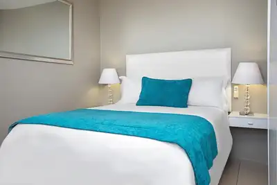 Image de 3-bedroom beach front apartment in Cape Town with Sea View and Robben Island