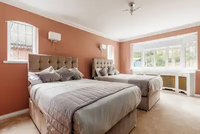 Image de Newly Renovated Traditional Family Home Near Beach