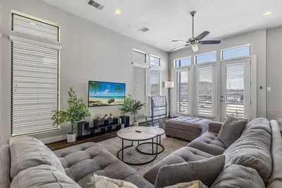 Image de 3br Home Near Downtown | Rooftop & Spa