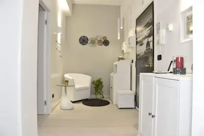 Image de Minutes from downtown with the subway only 20 m from the house.