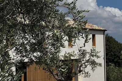 Image de Exclusive villa with 5 designer suites and panoramic pool in nature