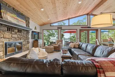 Image de New Listing! Greers Ferry Lakefront home with ping pong, kayaks, and more!