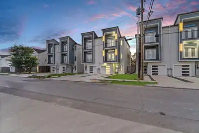 Image de Modern 4br Townhouse | w/ Arcades | Great Location