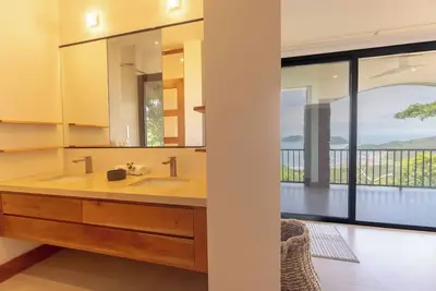 Spacious 4-bedroom villa with unique view to both ocean sites, fitness room, WiFi