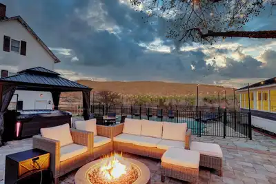 Image de Hillsdale Retreat Farmhouse with Pool, Firepit, Hot Tub and Game Room