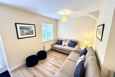 Lovely Coastal Cottage - Sleeping 4 in 2 bedrooms - Pool and Beach Access Included.