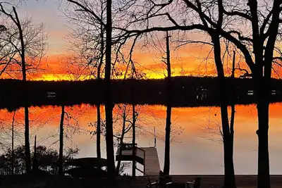 Image de Waterfront  - Enjoy The Sunset Lodge Lake  House with kayaks, dock, swimming