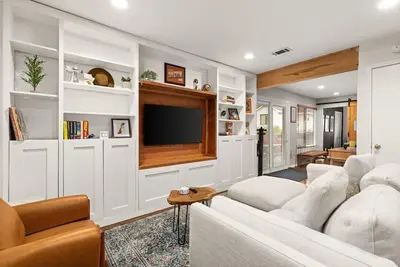 Image de Good Vibrations at the East Side Rose